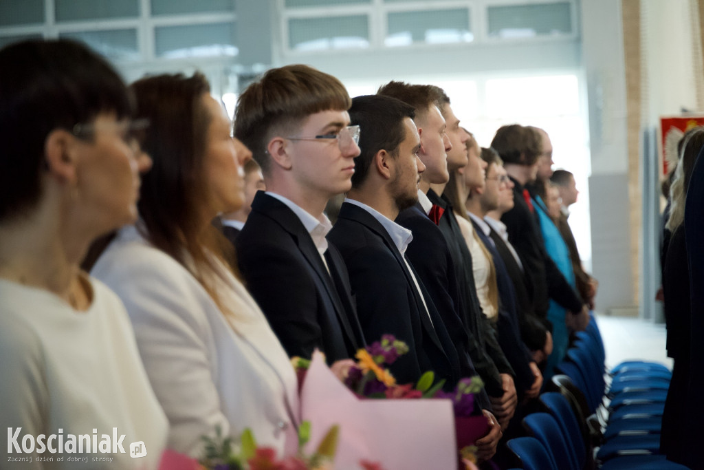 Zakończenie szkoły przez maturzystów „Ratajczaka”