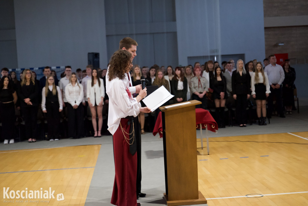 Zakończenie szkoły przez maturzystów „Ratajczaka”