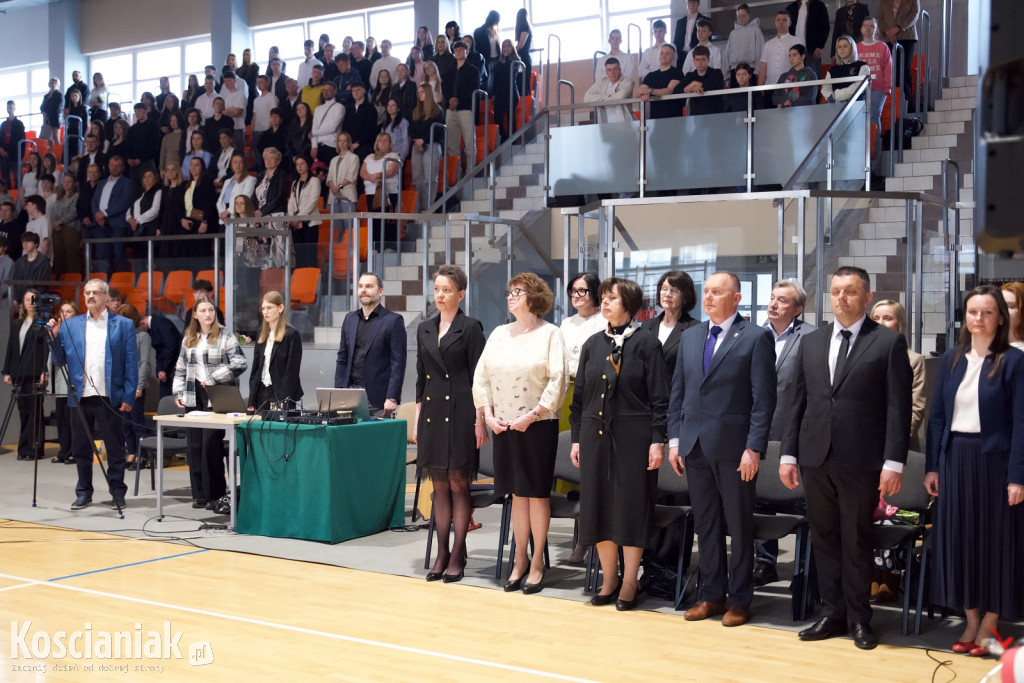 Zakończenie szkoły przez maturzystów „Ratajczaka”