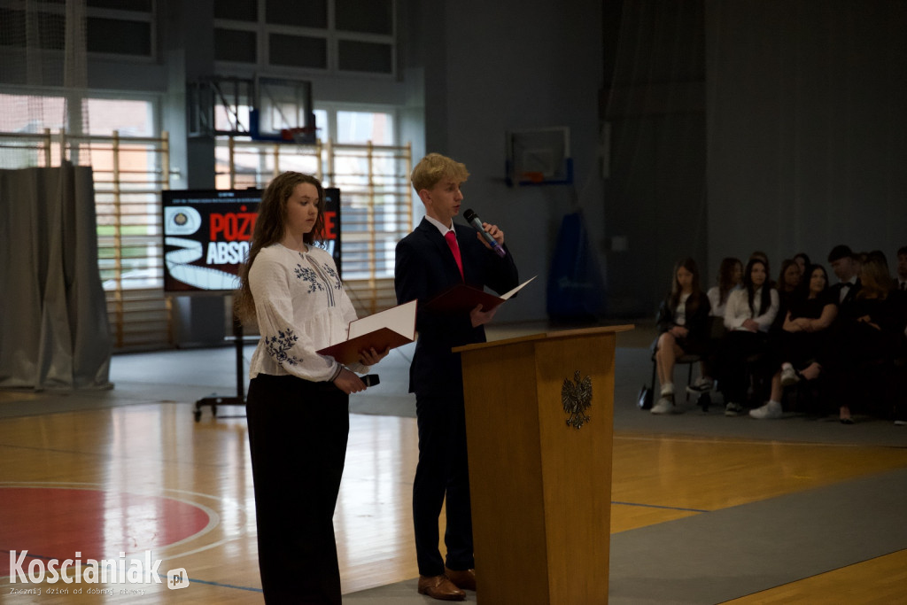 Zakończenie szkoły przez maturzystów „Ratajczaka”