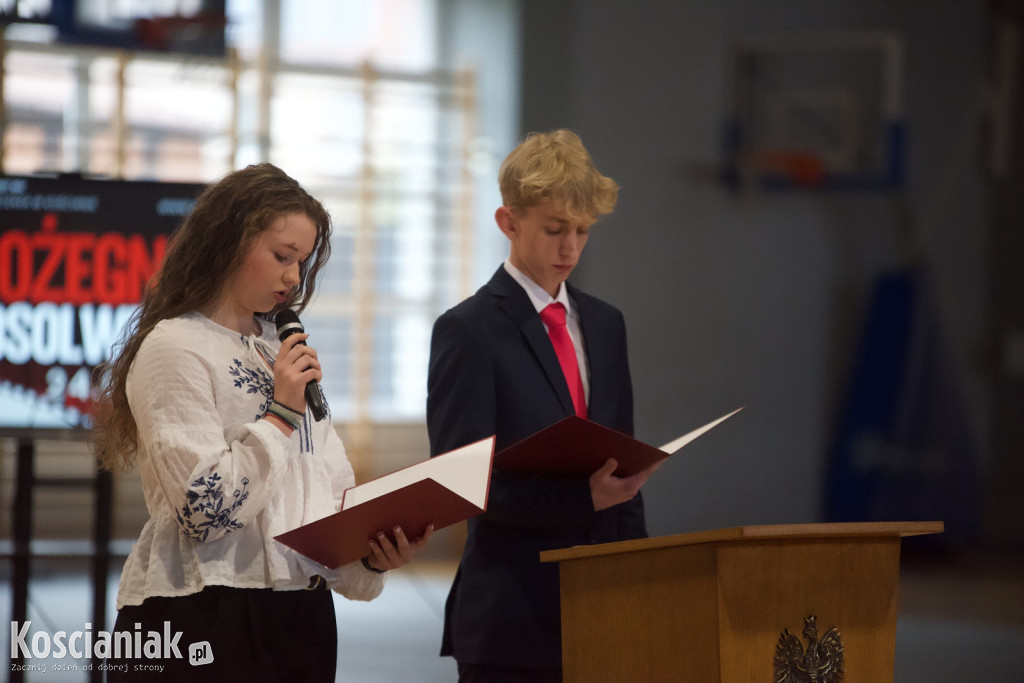Zakończenie szkoły przez maturzystów „Ratajczaka”