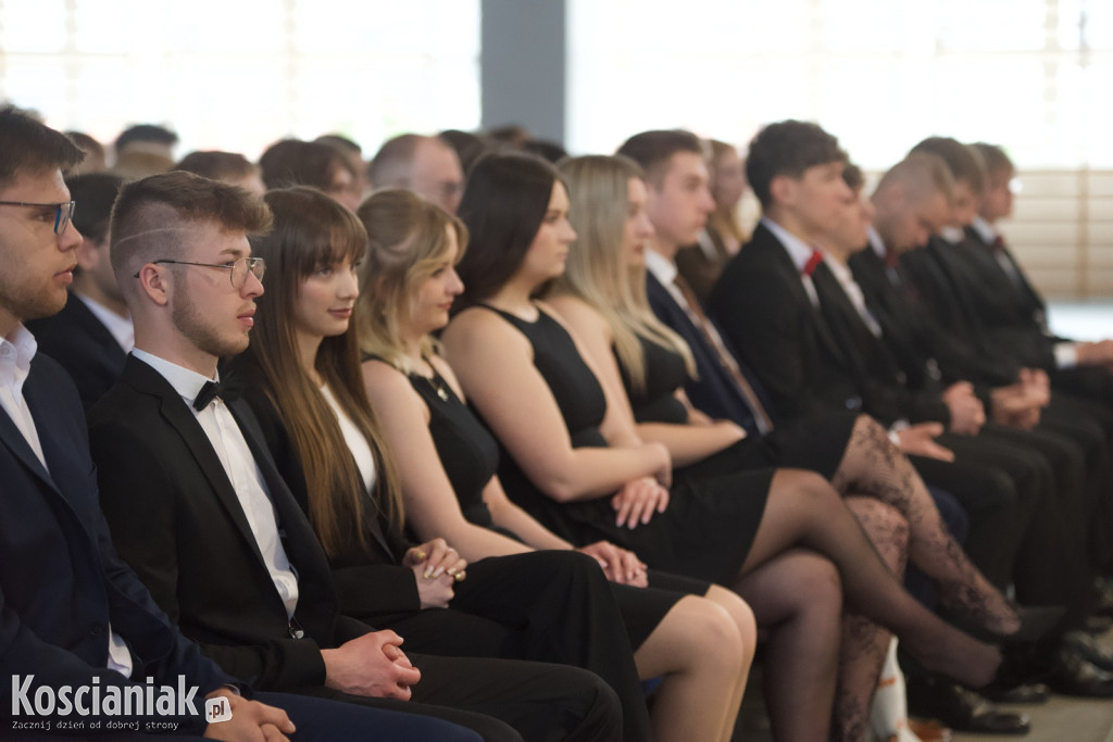 Zakończenie szkoły przez maturzystów „Ratajczaka”