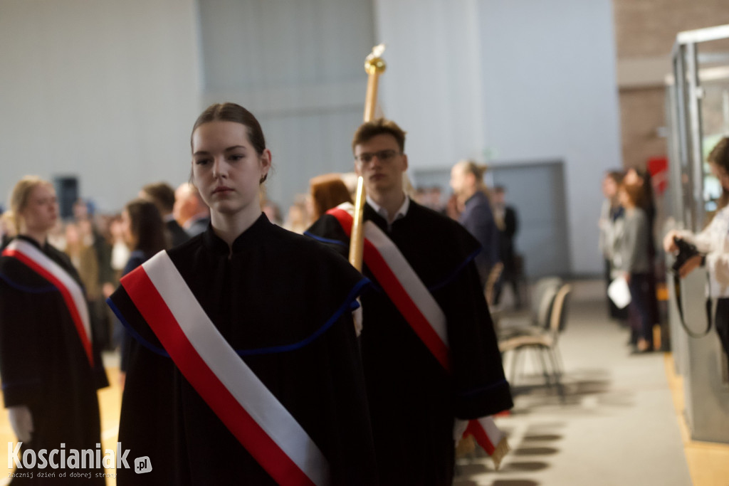 Zakończenie szkoły przez maturzystów „Ratajczaka”