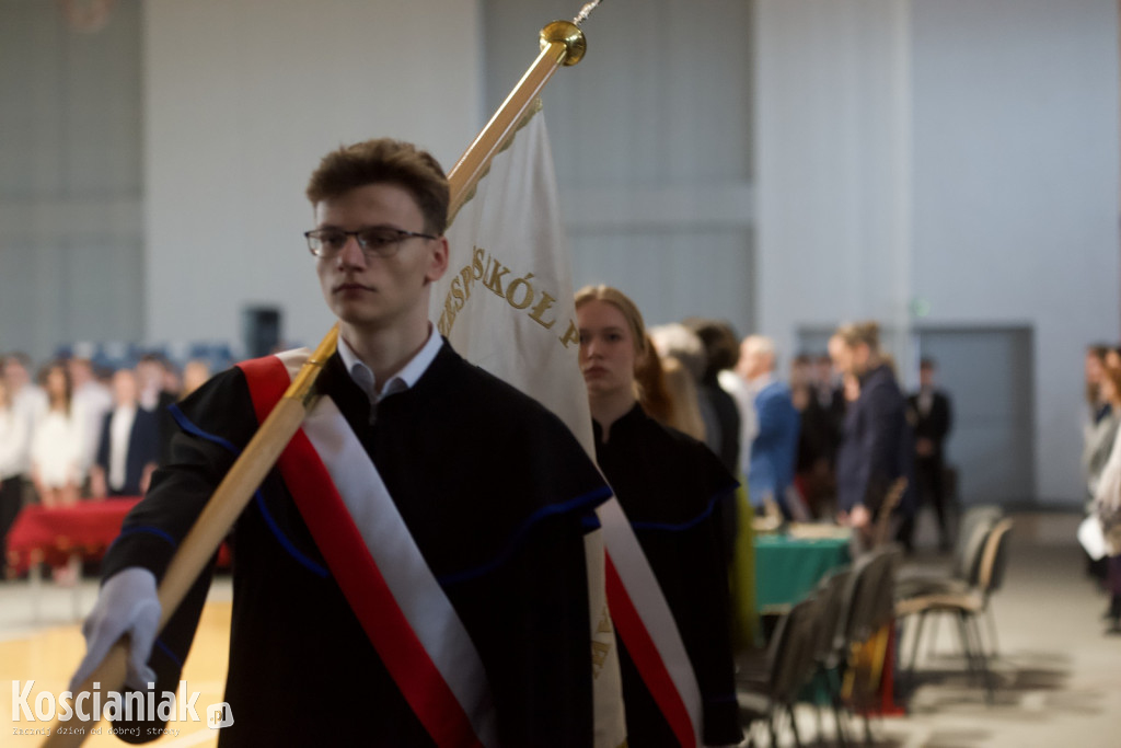 Zakończenie szkoły przez maturzystów „Ratajczaka”