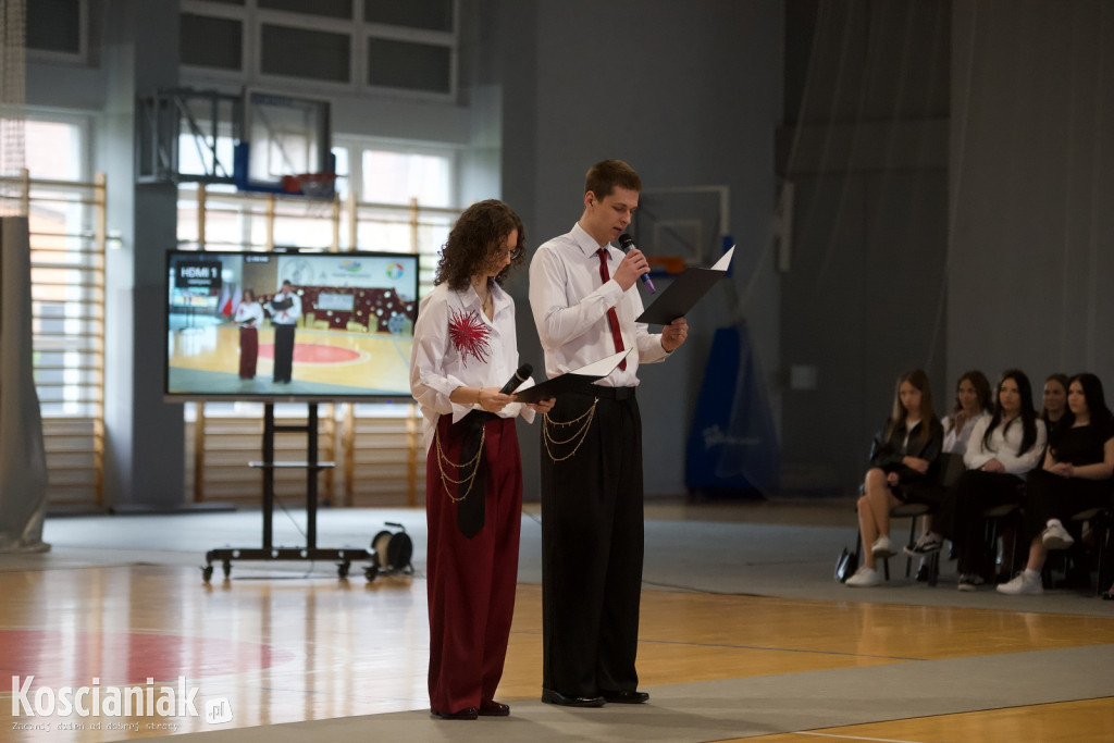 Zakończenie szkoły przez maturzystów „Ratajczaka”