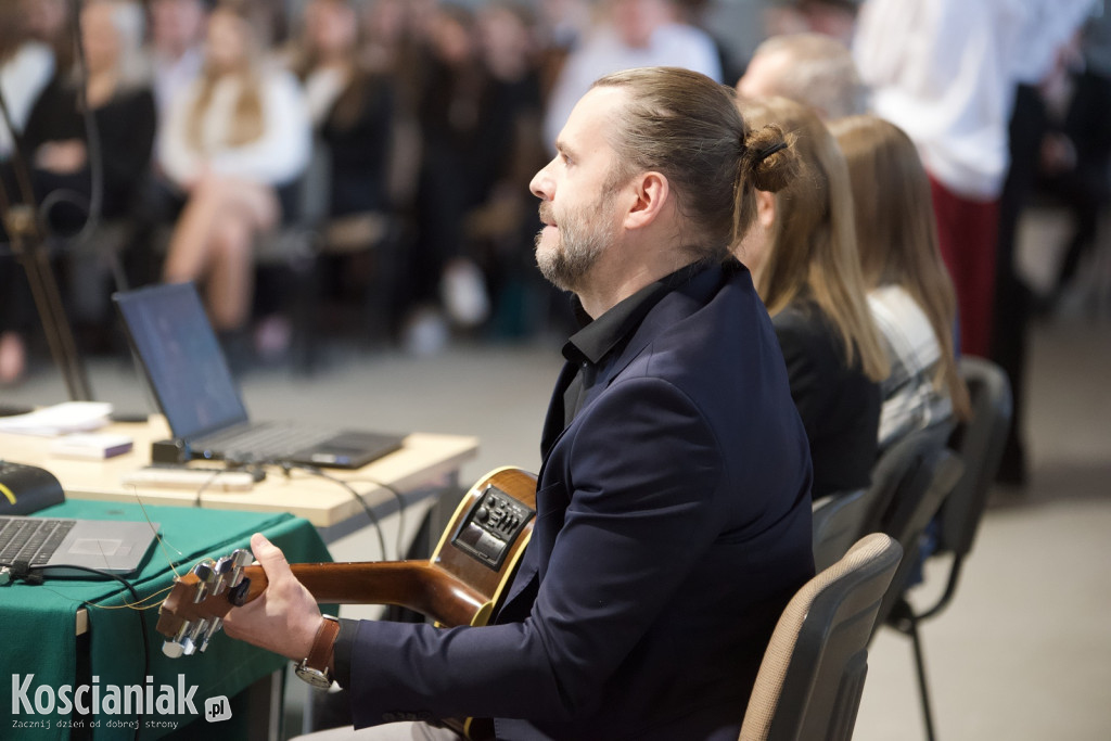 Zakończenie szkoły przez maturzystów „Ratajczaka”