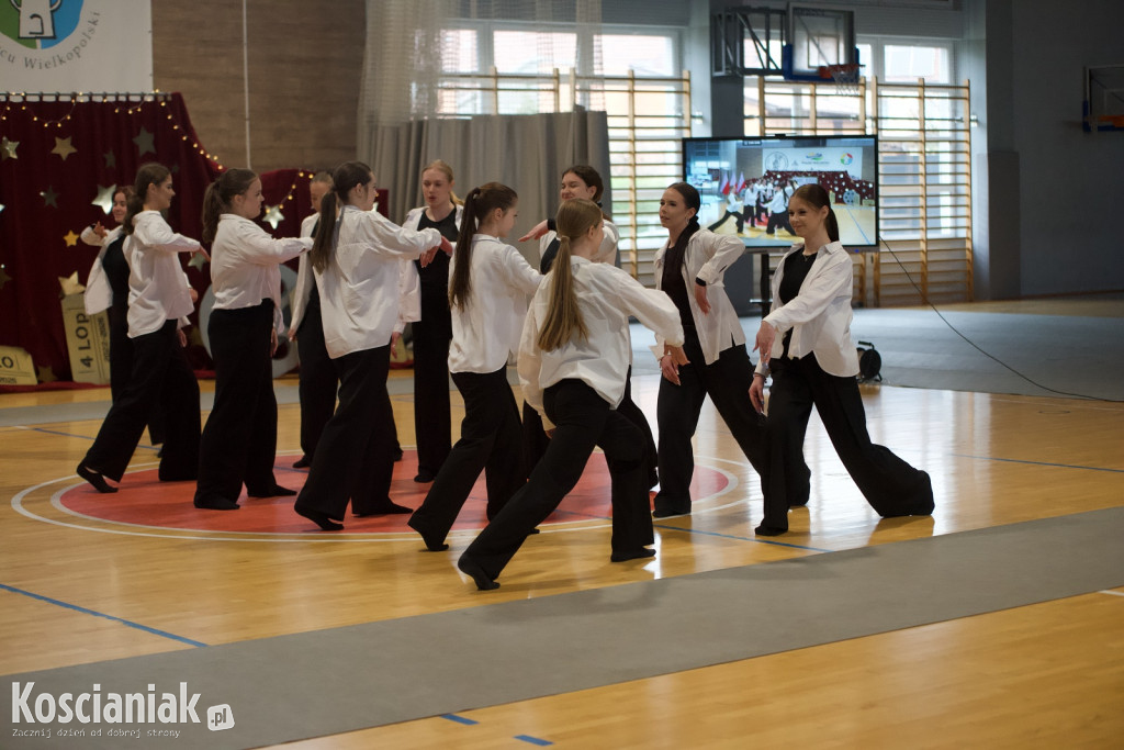 Zakończenie szkoły przez maturzystów „Ratajczaka”
