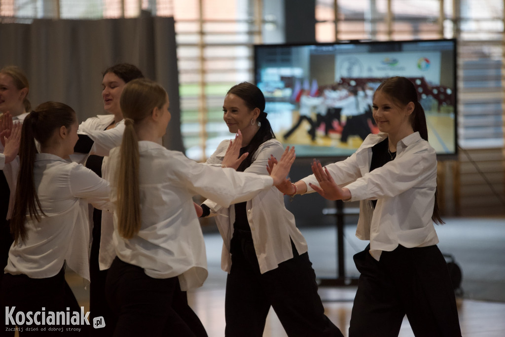 Zakończenie szkoły przez maturzystów „Ratajczaka”