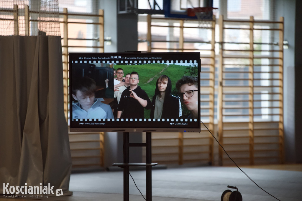 Zakończenie szkoły przez maturzystów „Ratajczaka”