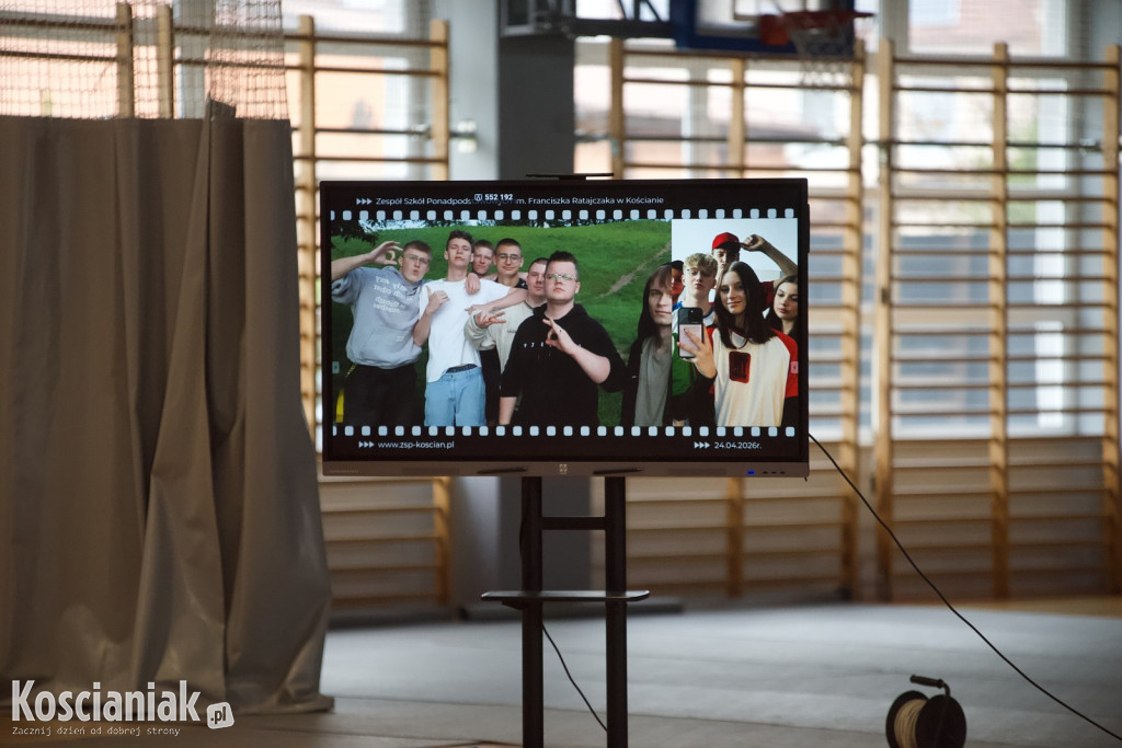 Zakończenie szkoły przez maturzystów „Ratajczaka”