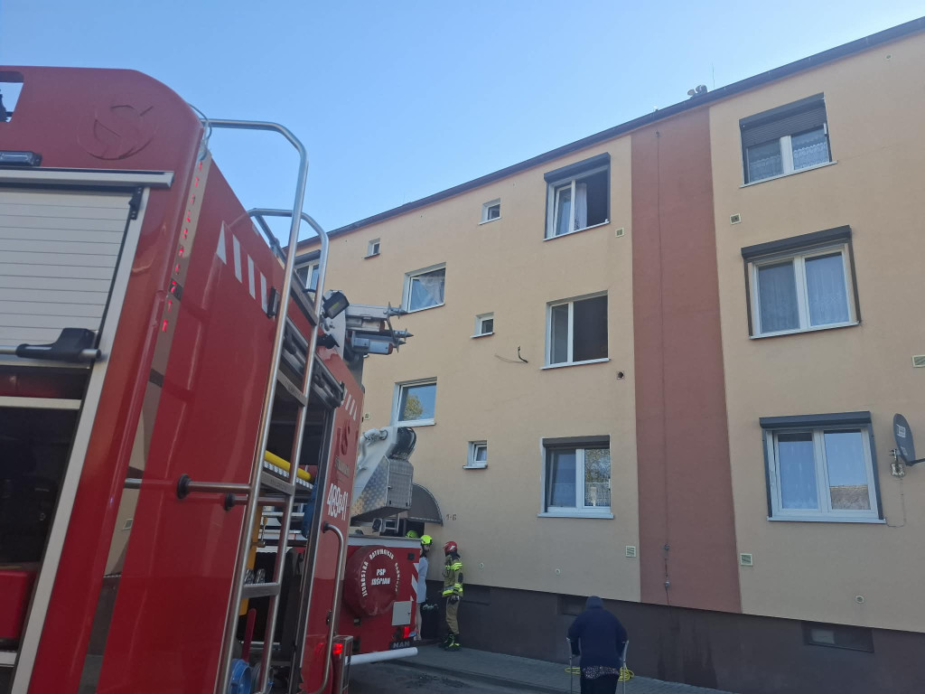 Pożar mieszkania w bloku w Gryżynie