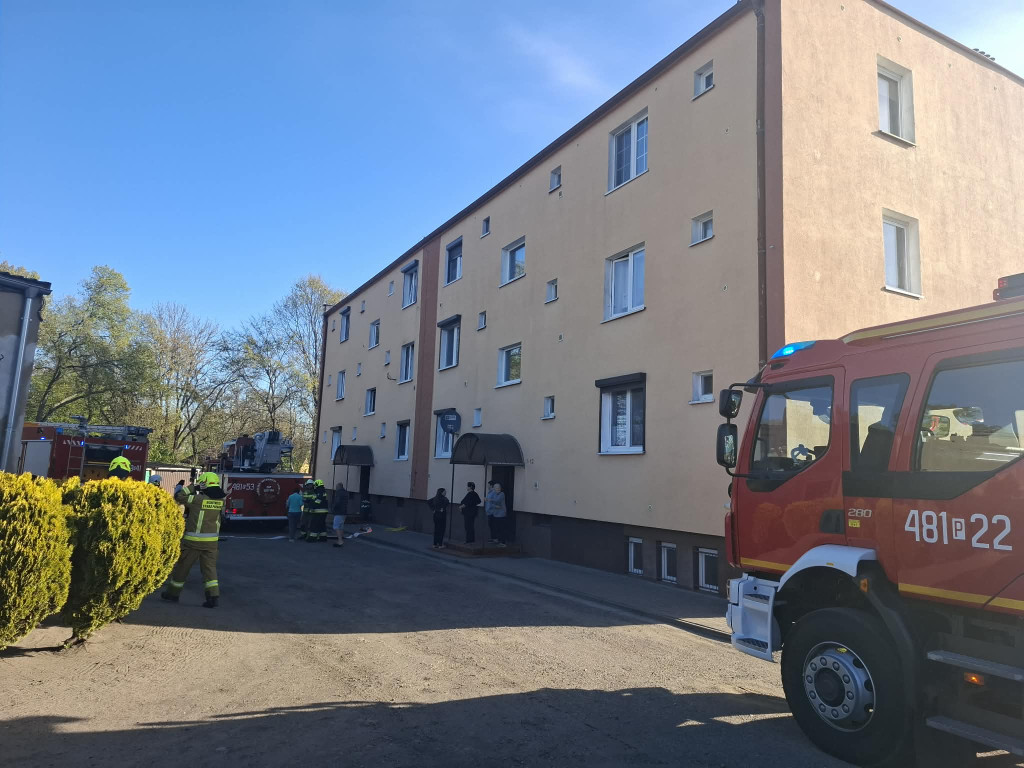 Pożar mieszkania w bloku w Gryżynie