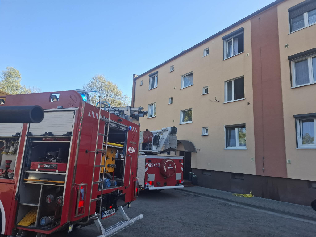 Pożar mieszkania w bloku w Gryżynie