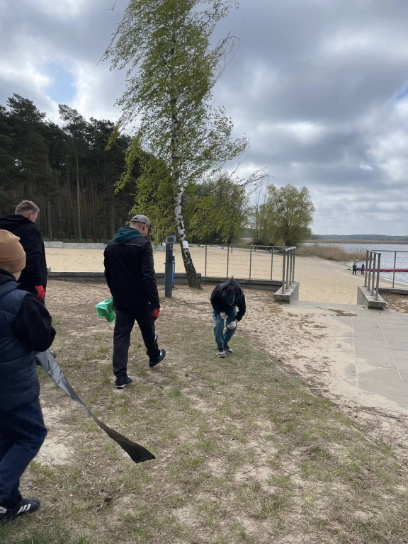 Akcja sprzątania letniska w Nowym Dębcu