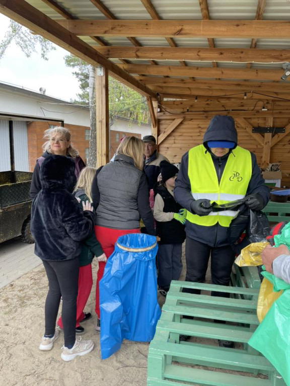 Akcja sprzątania letniska w Nowym Dębcu