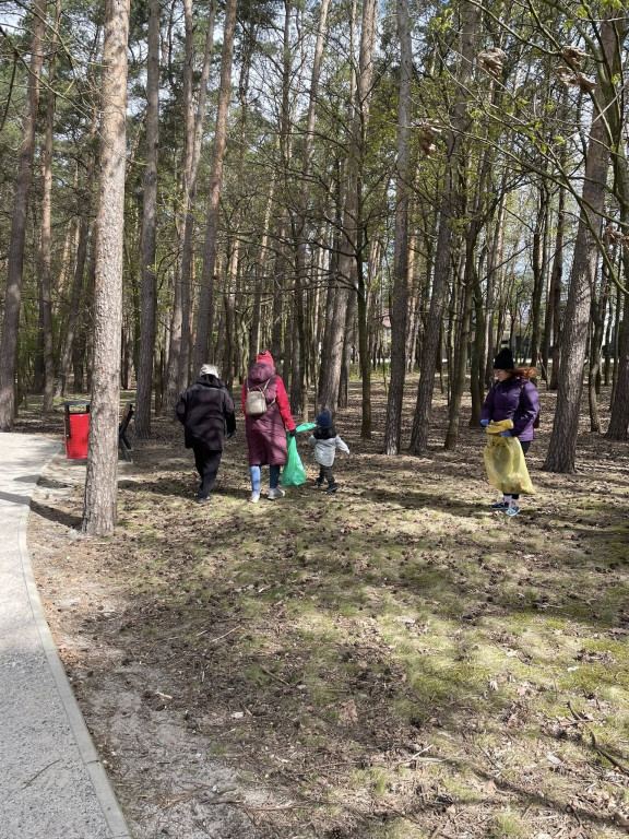 Akcja sprzątania letniska w Nowym Dębcu