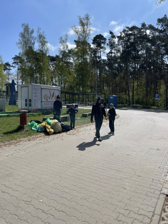 Akcja sprzątania letniska w Nowym Dębcu
