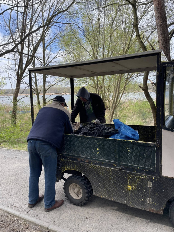 Akcja sprzątania letniska w Nowym Dębcu