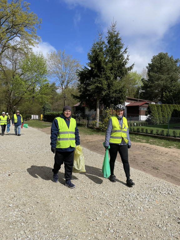 Akcja sprzątania letniska w Nowym Dębcu