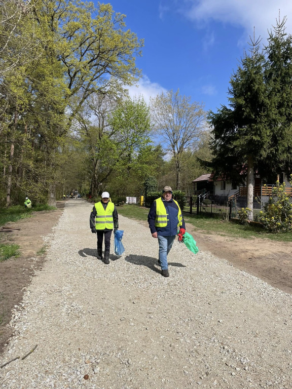 Akcja sprzątania letniska w Nowym Dębcu