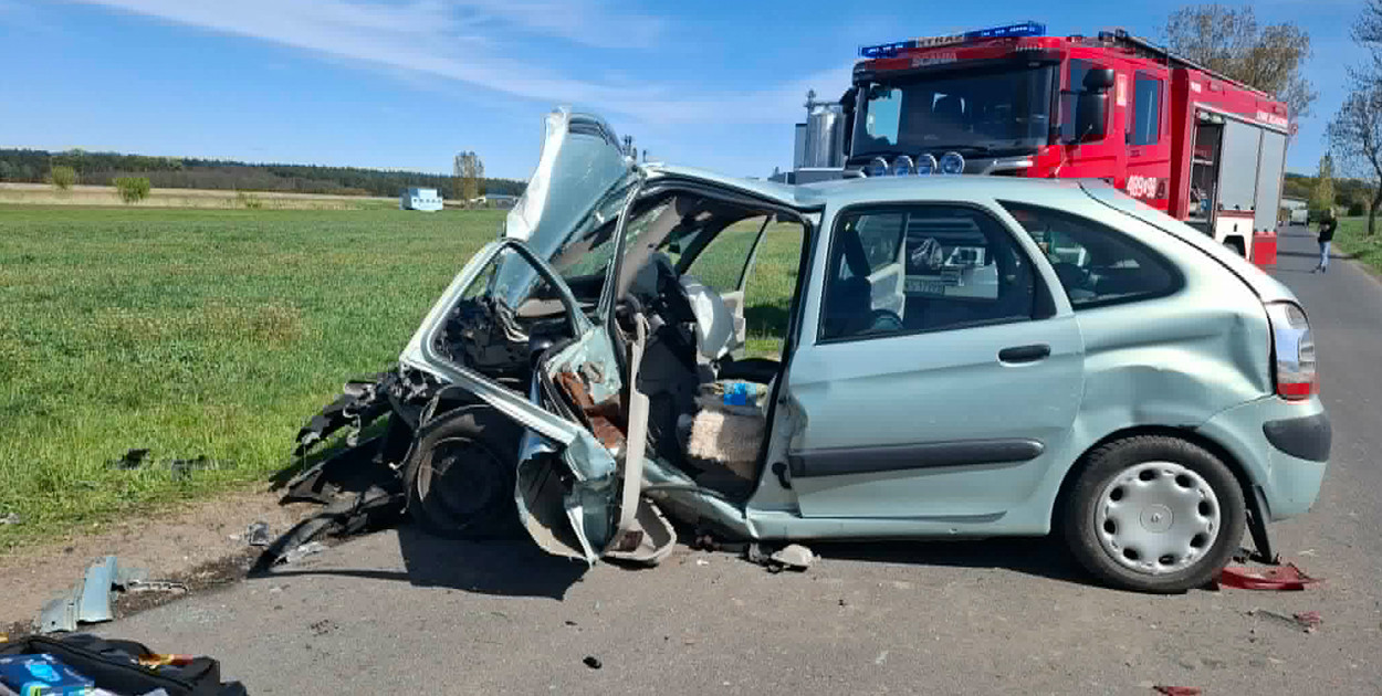 Uderzył w drzewo na drodze do Wonieścia