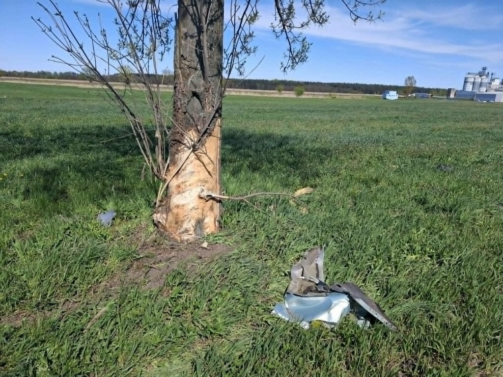 Uderzył w drzewo na drodze do Wonieścia