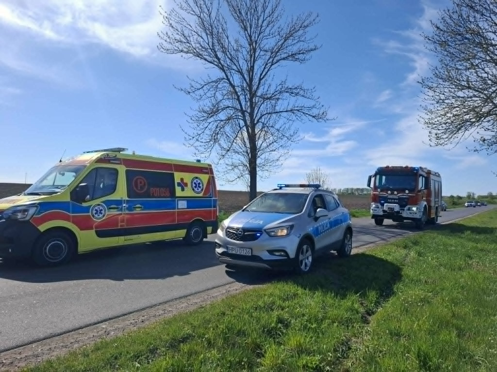 Uderzył w drzewo na drodze do Wonieścia