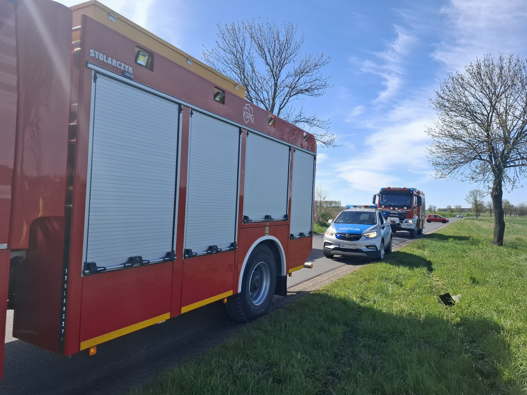 Uderzył w drzewo na drodze do Wonieścia