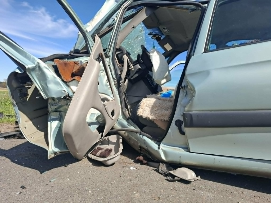 Uderzył w drzewo na drodze do Wonieścia