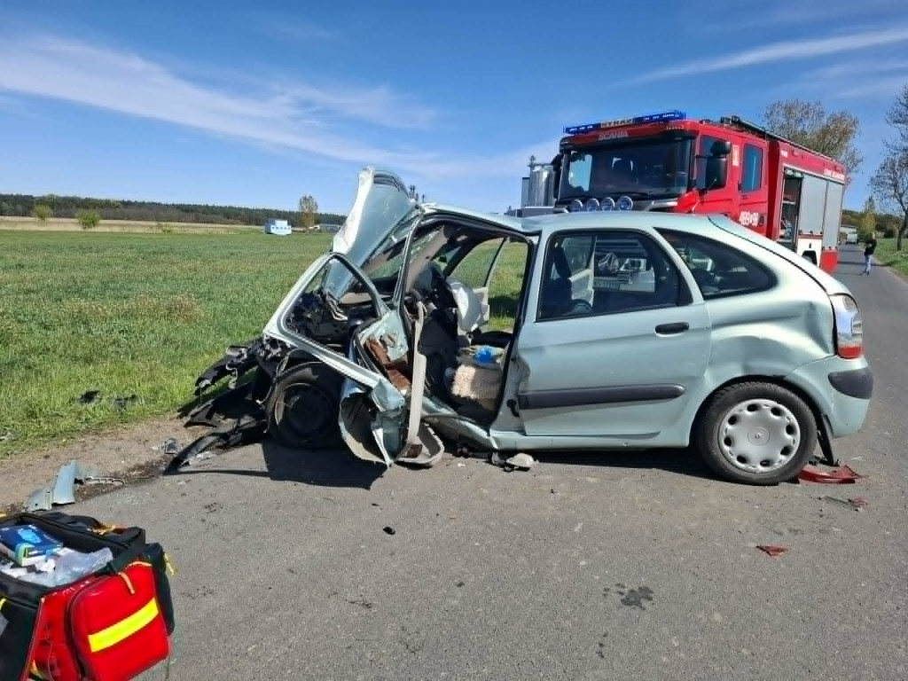 Uderzył w drzewo na drodze do Wonieścia