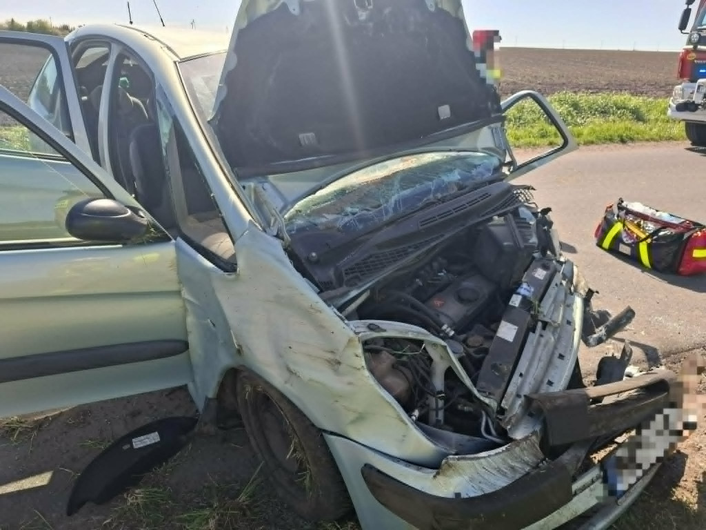 Uderzył w drzewo na drodze do Wonieścia