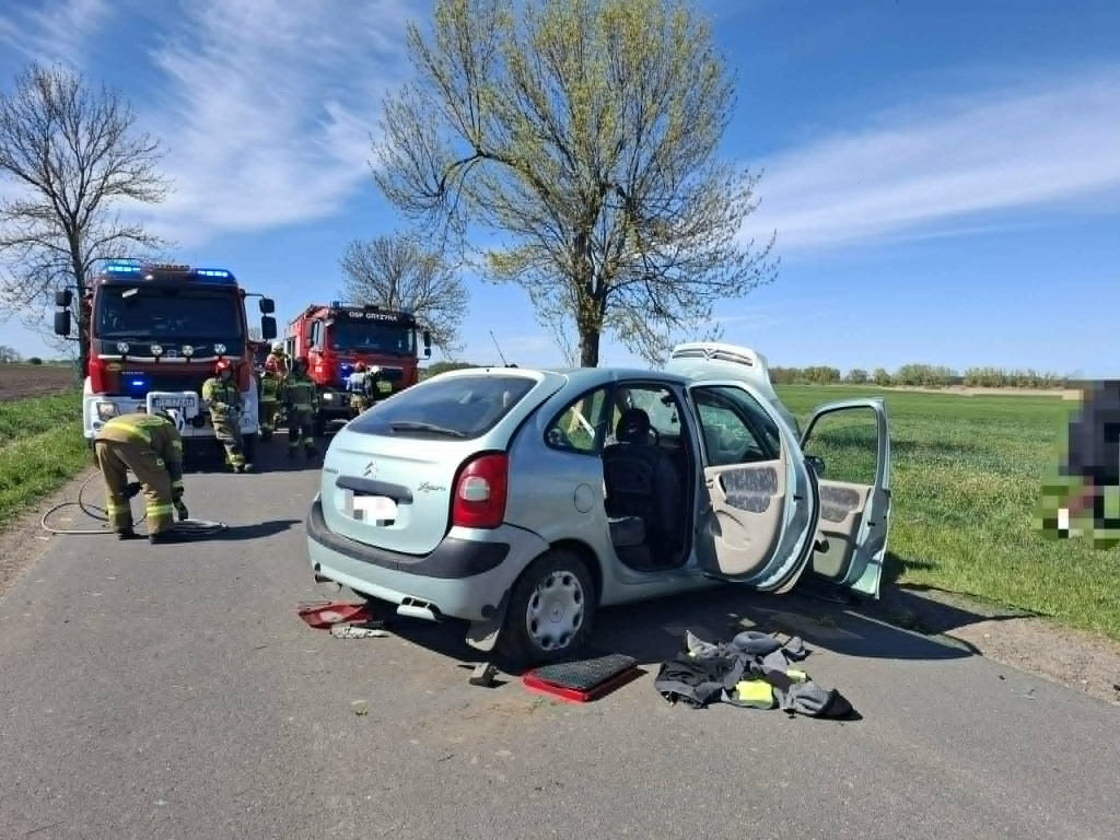 Uderzył w drzewo na drodze do Wonieścia