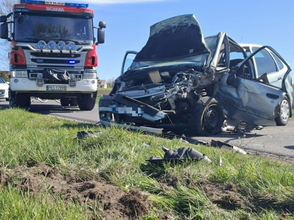 Uderzył w drzewo na drodze do Wonieścia