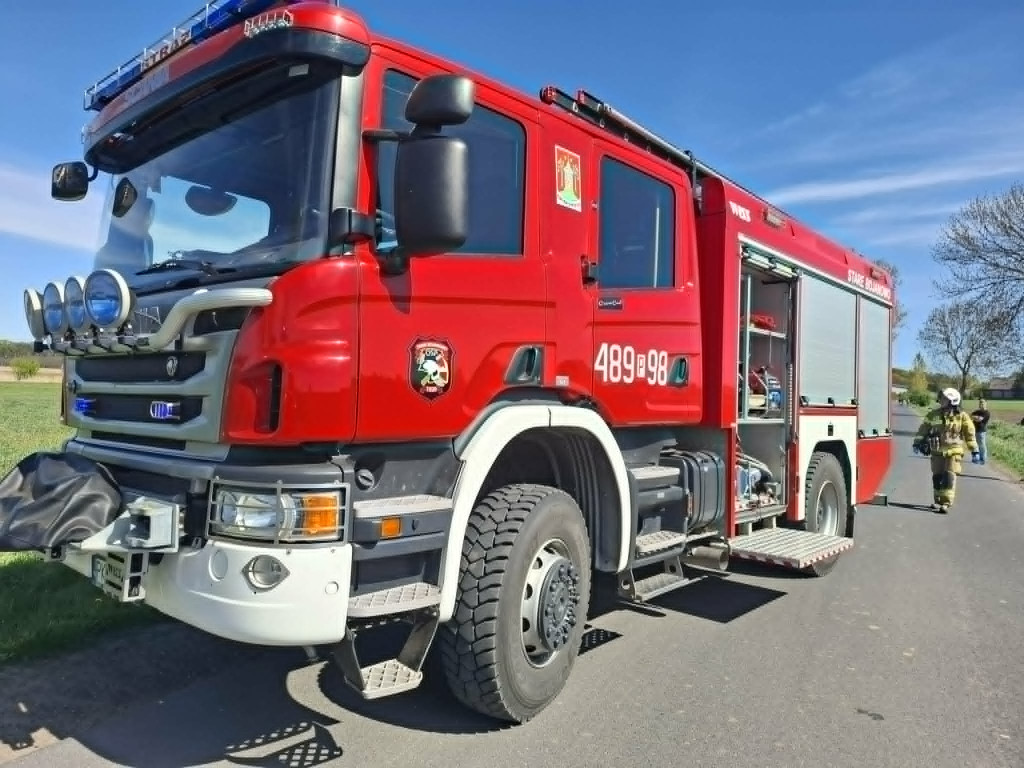 Uderzył w drzewo na drodze do Wonieścia