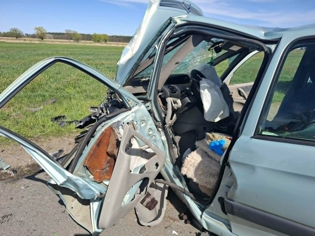 Uderzył w drzewo na drodze do Wonieścia