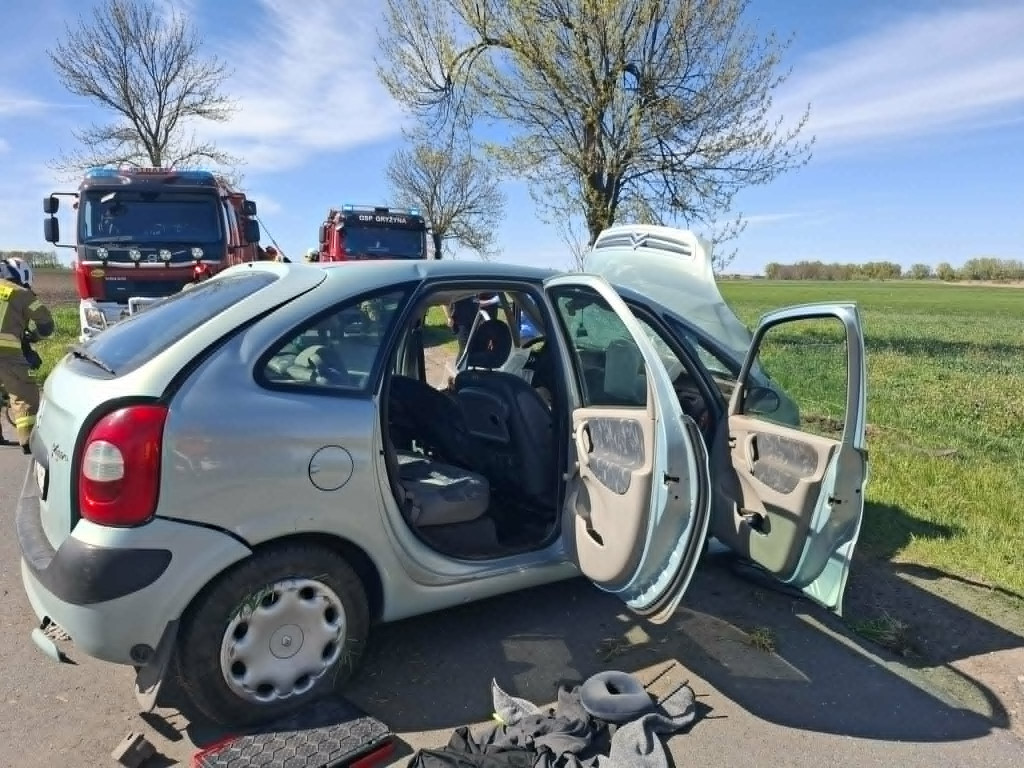 Uderzył w drzewo na drodze do Wonieścia