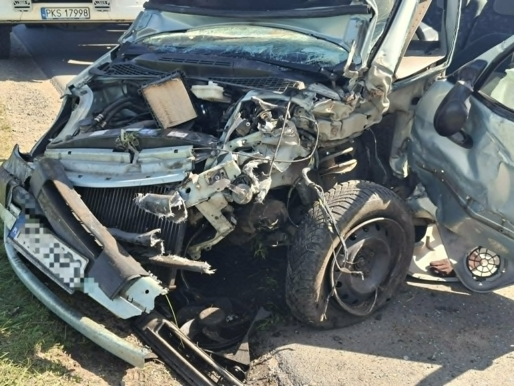 Uderzył w drzewo na drodze do Wonieścia