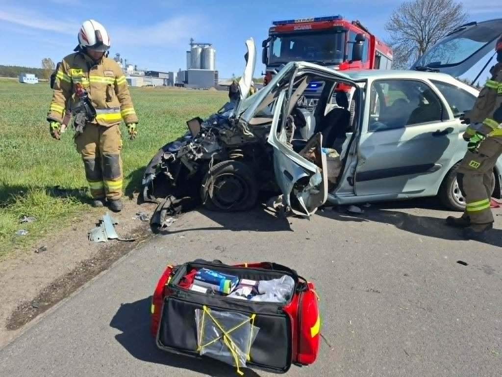 Uderzył w drzewo na drodze do Wonieścia