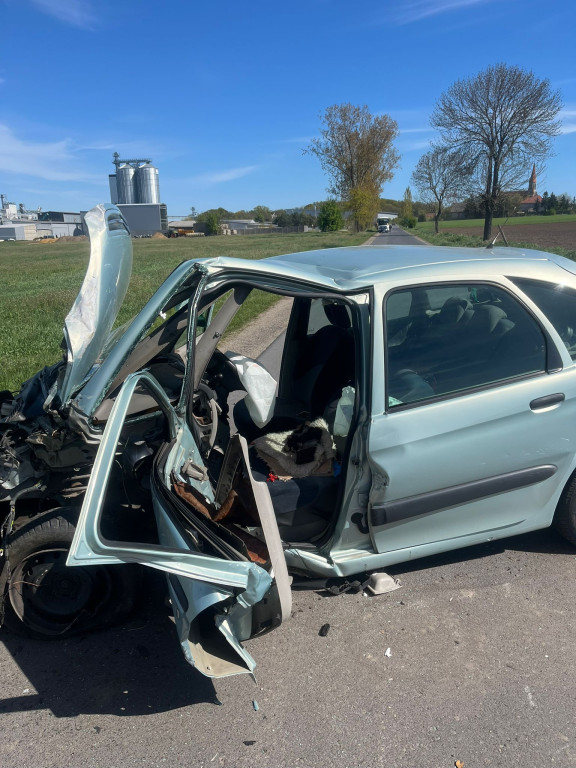 Uderzył w drzewo na drodze do Wonieścia