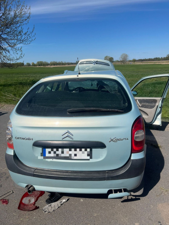 Uderzył w drzewo na drodze do Wonieścia