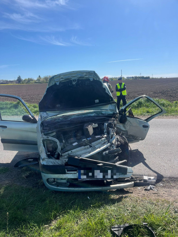 Uderzył w drzewo na drodze do Wonieścia