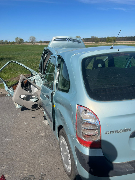 Uderzył w drzewo na drodze do Wonieścia