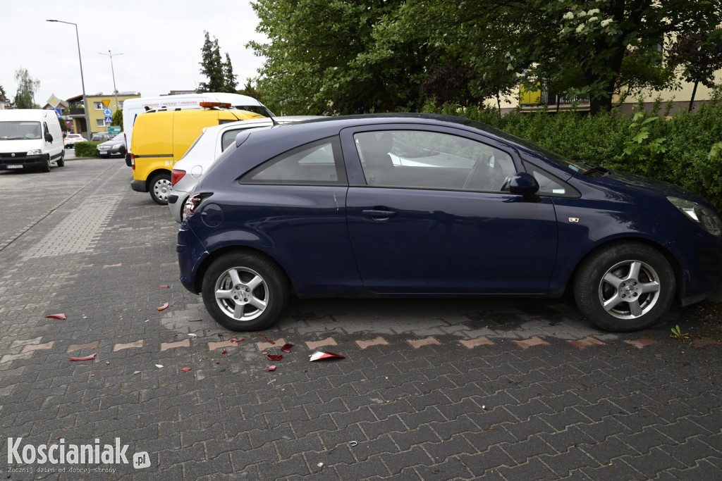 Uderzył w zaparkowane samochody i uciekł