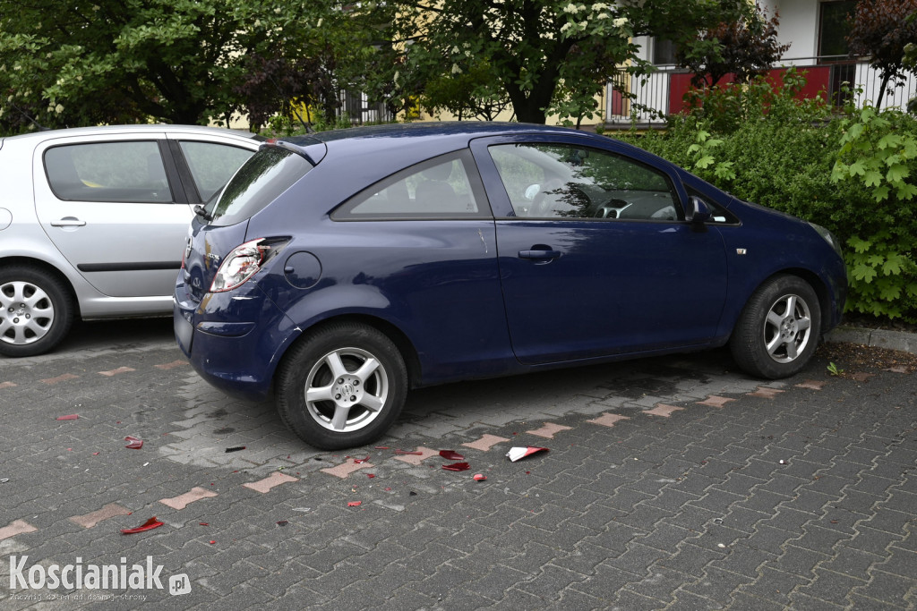 Uderzył w zaparkowane samochody i uciekł