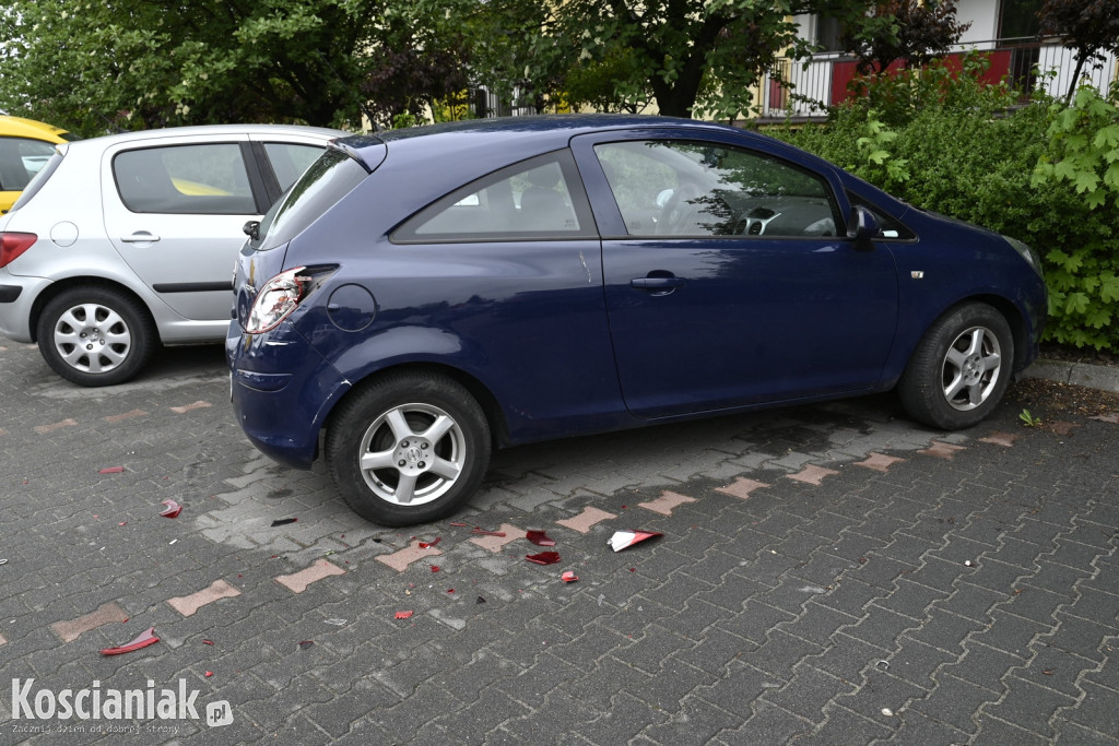 Uderzył w zaparkowane samochody i uciekł