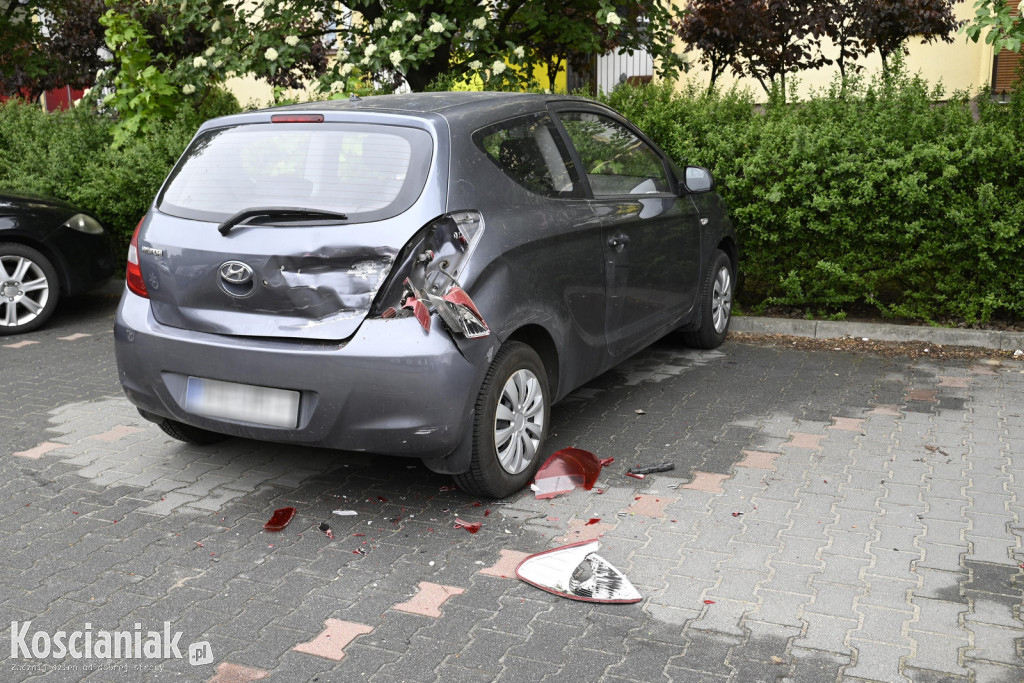 Uderzył w zaparkowane samochody i uciekł
