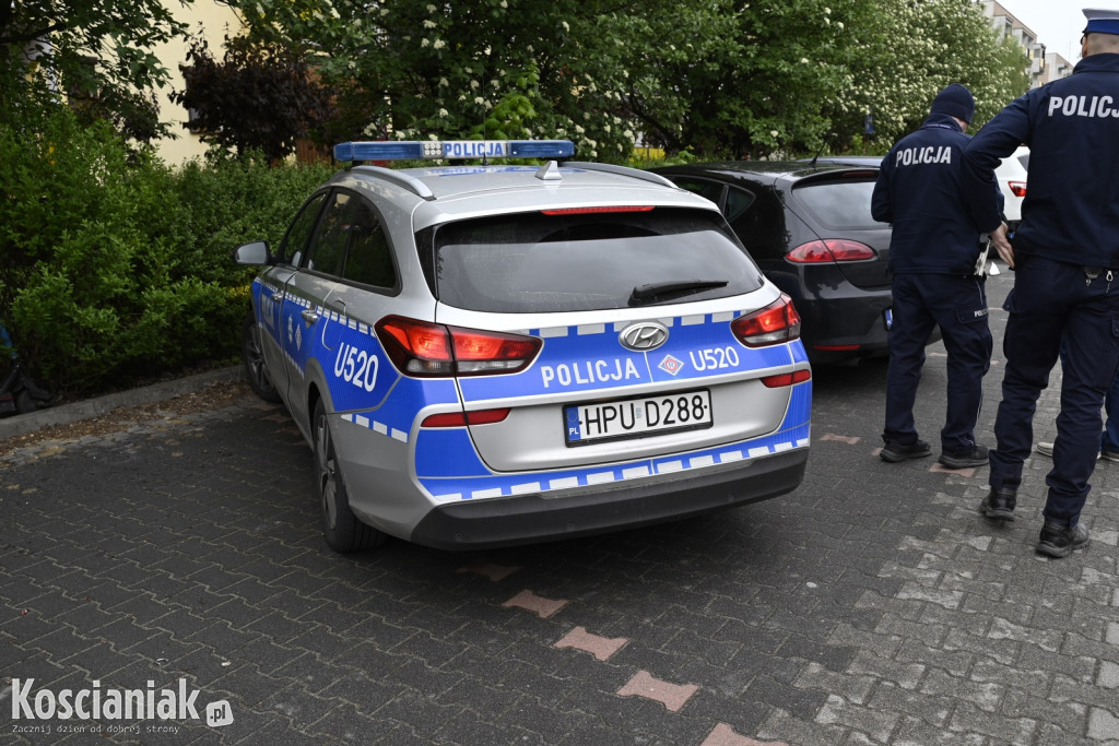 Uderzył w zaparkowane samochody i uciekł