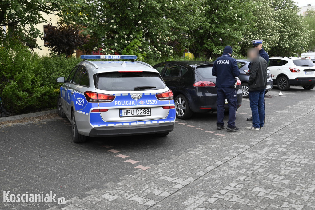 Uderzył w zaparkowane samochody i uciekł