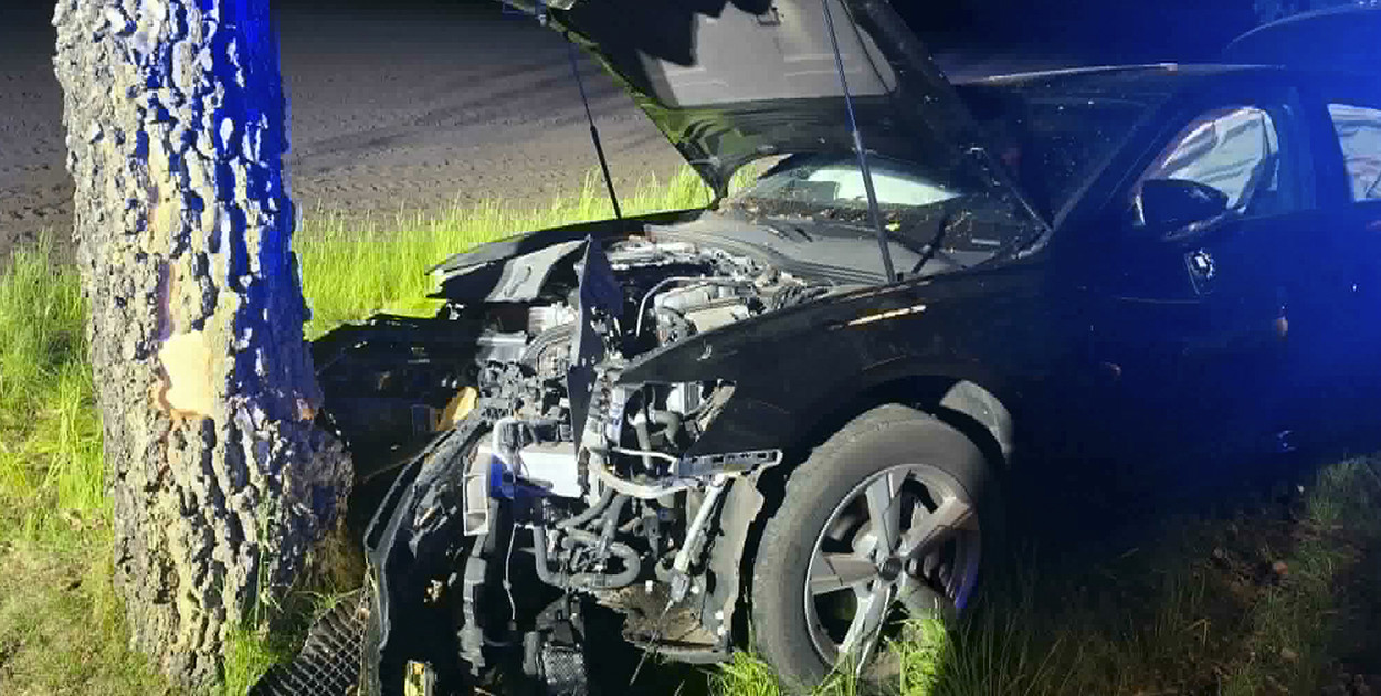 Uderzył w drzewo na drodze z Piotrowa Pierwszego