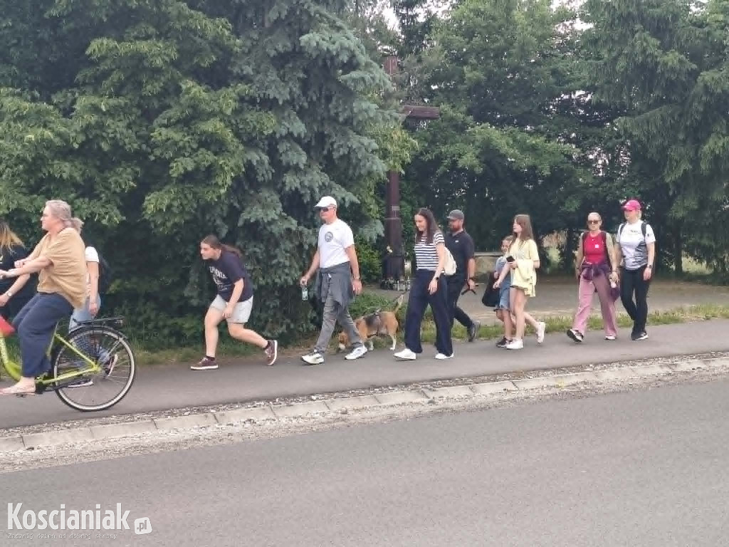 Wyruszyli w 24-godzinny marsz przeciw hejtowi